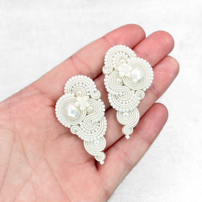 Ivory soutache earrings. Handmade bridal earrings. Delicate and romantic earrings.