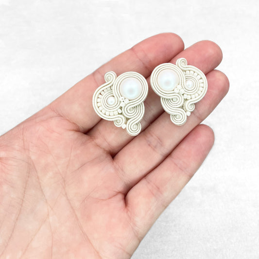 Pearlscent soutache earrings. Handmade bridal earrings. Unique and romantic earrings.